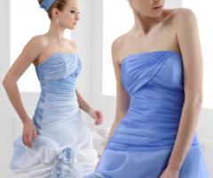 Abito da sposa dal colore azzurro e dalla gonna ricca di ricami e velature