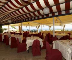 Ampia sala adibita per un matrimonio