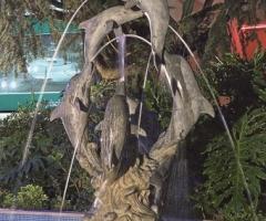 Fontana con delfini nel giardino della location di nozze