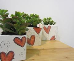 Vasetti in ceramica con cuori dipinti