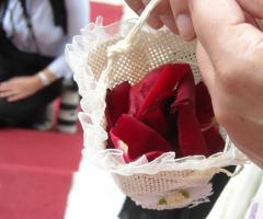 Lancio di petali di rose rosse