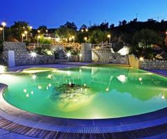 piscina illuminata di sera