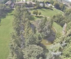 Corte Glam - Zona del parco all'ingresso con laghetto e fontane