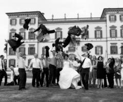 Foto reportage degli sposi con gli invitati