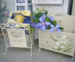 Porta riviste in ferro battuto e legno con decori floreali