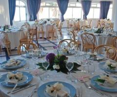 Mise en place bianca e azzurra per le nozze