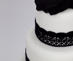 Torta bianca e nera per il matrimonio