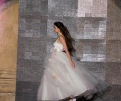 Abito da sposa con corpetto in raso e rose in tessuto applicate