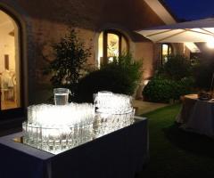 Aperitivo di matrimonio servito in giardino