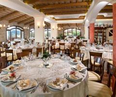 Allestimento della sala interna per il ricevimento di nozze