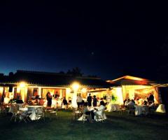 Ricevimento di matrimonio serale in giardino