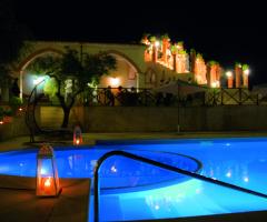 Piscina illuminata per un matrimonio di sera