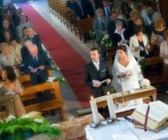 Foto degli sposi durante la celebrazione del matrimonio