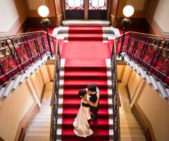 Sposi sulle scale - Marta Guenzi