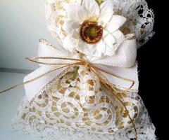 Sacchettino estrerno in pizzo sangallo originale, sacchettino interno in lino, fiocco in raso con fiore in stoffa