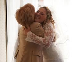 Sposa abbraccia la madre