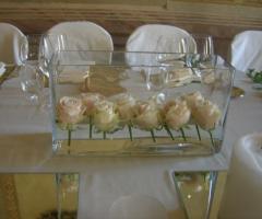 Allestimento di rose bianche per i tavoli al matrimonio