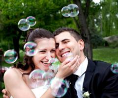 Gli sposi avvolti dalle bolle di sapone