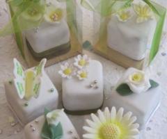 Mini torte glassate per il matrimonio