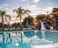 Il Capanno - Gli sposi a bordo piscina