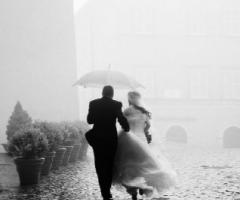 Foto degli sposi sotto la pioggia
