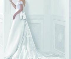 Abito da sposa con spalline scivolate e ampio fiocco sul retro