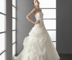 Abito da sposa con corpetto ricamato e gonna ampia