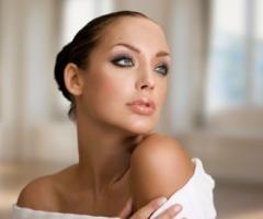 Capelli raccolti a chignon e trucco strong per la sposa