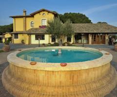 Piazzetta del casale con fontana