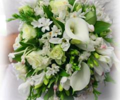 Bouquet romantico con calle e fiorellini bianchi