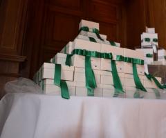 Tavolo delle bomboniere con fiocchi verde smeraldo