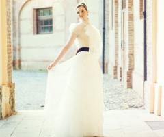 Abito da sposa con cintura nera