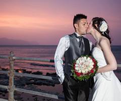 Bacio sposi sul pontile