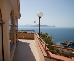 La splendida vista mare che offre l'Arco Azzurro