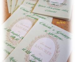 Partecipazioni in corsivo americano scritte a mano su carta fornita dal cliente (Solea mosaici&calligrafia)