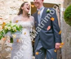 Fotografia degli sposi all\'uscita della chiesa