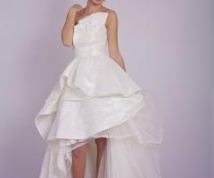 Abito Madrid in taffetà di seta a balze corte sul davanti fino a scendere dietro con un voluminoso strascico - Atelier AnnaB Creations Sposa e Cerimonia