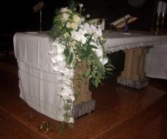 Allestimento dell'altare per la cerimonia di matrimonio