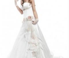 Abito da sposa senza spalline e fiori in tessuto applicati sulla gonna