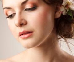 Sfumature dell'arancio e capelli con dettagli floreali