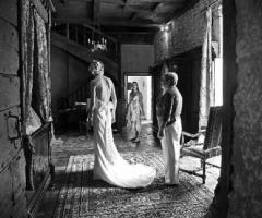 Scatto fotografico in bianco e nero della sposa