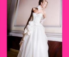 Abito da sposa con scollo a cuore e drappeggio sulla gonna