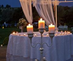 Allestimento con candele per le nozze