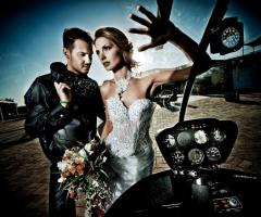 L'arrivo degli sposi in elicottero