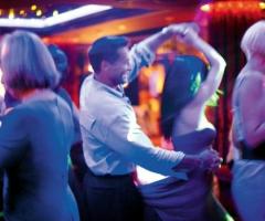 Club notturno sulla nave del viaggio di nozze