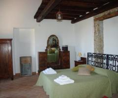 Ampia camera da letto per prima notte di nozze presso l'Agriturismo Fondo Cipollate