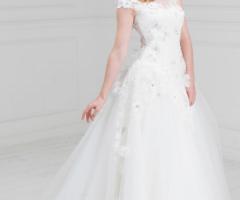 Abito classico con dettagli ricamati