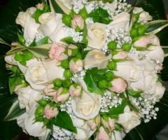 Bouquet di rose bianche e rosa per la sposa