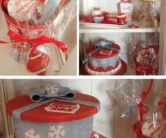 Buon natale wedding natalizia, biscottini segnaposto e cupcake