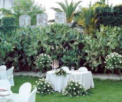 Allestimento tavoli in giardino - Torre Rodosta